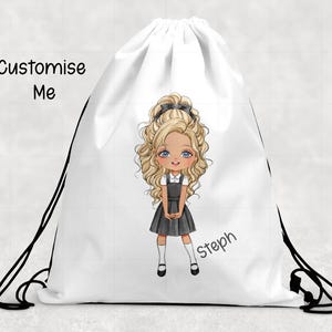 Könnte beinhalten: Weißer Kordelzugbeutel mit einer Cartoon-Illustration eines blonden Mädchens in Schuluniform. Der Text "Customise Me" befindet sich oben links und der Name "Steph" steht unten rechts.