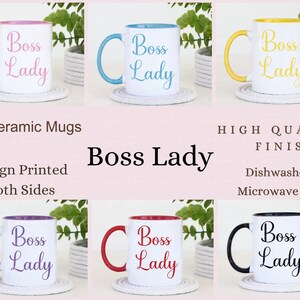 Puede incluir: Tazas de cer&aacute;mica blancas de 11oz con asas e interiores coloridos, cada una con el texto "Boss Lady" en una fuente cursiva. Las tazas tienen un dise&ntilde;o impreso en ambas caras. La imagen tambi&eacute;n indica que son aptas para lavavajillas y microondas.