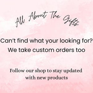 Puede incluir: Un fondo rosa acuarela con el texto "All About The Gifts". Tambi&eacute;n se muestra el texto "&iquest;No encuentras lo que buscas? Tambi&eacute;n aceptamos pedidos personalizados". La imagen anima a seguir la tienda para actualizaciones.