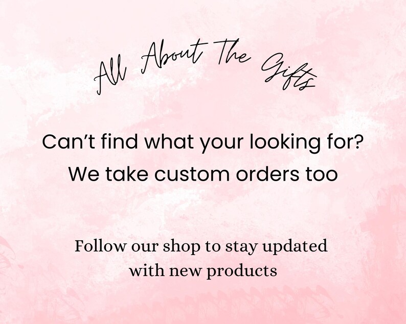Puede incluir: Un fondo rosa acuarela con el texto "All About The Gifts". Tambi&eacute;n se muestra el texto "&iquest;No encuentras lo que buscas? Tambi&eacute;n aceptamos pedidos personalizados". La imagen anima a seguir la tienda para actualizaciones.