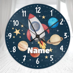 Orologio a tema spaziale per bambini, orologio da parete in vetro personalizzato, orologio a forma di razzo spaziale, regalo spaziale per bambini e bambine, orologio per la sala giochi dei bambini, decorazioni per lo spazio.