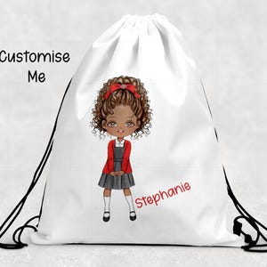 Könnte beinhalten: Weißer Kordelzugrucksack mit einer Cartoon-Illustration eines Schulmädchens. Das Mädchen hat lockiges braunes Haar und eine rote Schleife. Der Text "Customise Me" steht oben, und der Name "Stephanie" ist rot geschrieben.