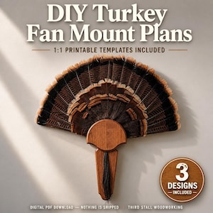 Peut inclure: Un plan de montage de ventilateur de dinde est présenté, avec un ventilateur monté de plumes marron et noires. Le support en bois a un dessus incurvé et une base rectangulaire. Le texte comprend "DIY Turkey Fan Mount Plans" et "3 Designs Included".