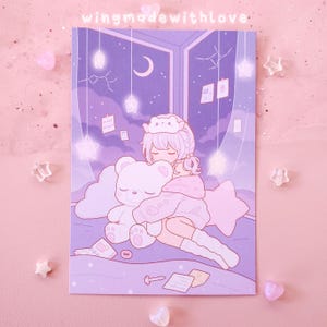 Matt/Holographisch Kunstdruck Kawaii Anime Schlafendes Mädchen Weißer Bär - Verträumtes Gemütliches Schlafzimmer Sternennacht Postkarte Wand Kunst - von wingmadewithlove
