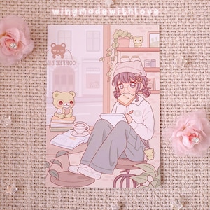Impression d'art mat/holographique Kawaii Study Core Girl et ours Matcha - Art mural de carte postale esthétique et confortable - par wingmadewithlove