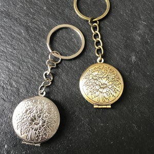 Round floral locket keychain