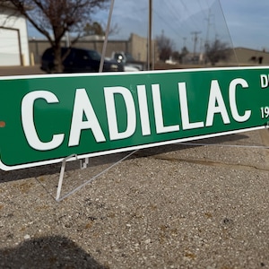 Letrero de calle personalizado de Cadillac: elija su año y abreviatura postal, 18 x 4 pulgadas, perfecto para el garaje de Cadillac Man Cave
