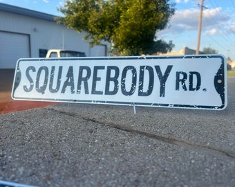 Plaque de rue personnalisée Chevy GMC C10 SQUAREBODY RD Truck 18 x 4 pouces - Parfaite pour le garage Chevy Man Cave