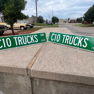 Cartello stradale per camion Chevy GMC C10 personalizzato - Scegli l'anno e l'abbreviazione postale - 18x4 pollici - Perfetto per il garage Chevy Man Cave