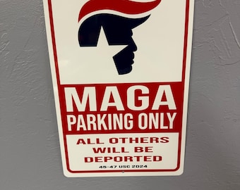 Puede incluir: Un cartel blanco con letras rojas y azules que dice "MAGA PARKING ONLY ALL OTHERS WILL BE DEPORTED 45-47 USC 2024". El cartel presenta una silueta roja, blanca y azul de una persona con una gorra roja.