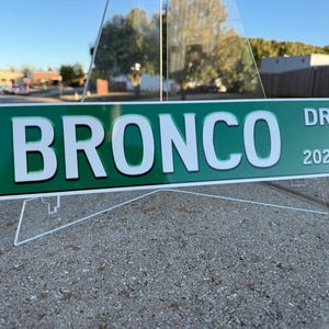 Kundenspezifisches Ford Bronco LKWas Straßenschild - Wählen Sie Ihr Jahr & Postabkürzung - 18x4 Zoll - Perfekt für Chevy Man Cave Garage