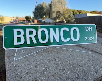 Plaque de rue Ford Bronco personnalisée - Année et abréviation personnalisées, décoration homme des cavernes
