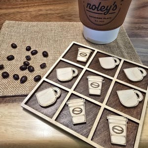 Coffee Lover’s Tic-Tac-Toe Game – Laser Engraved Wood Travel Game with Coffee Mug & Latte Cup Pieces – Cozy Gift with Burlap Bag