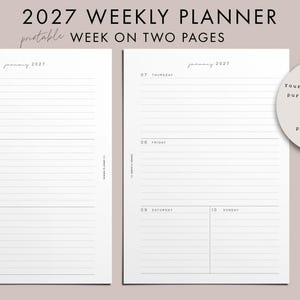 Op de afbeelding: Een printbare 2027 weekplanner met een weekindeling op twee pagina's. De witte pagina's bevatten zwarte tekst voor de dagen van de week, januari 2027 en horizontale lijnen. Een cirkelvormige badge vermeldt dat er 7 plannerformaten inbegrepen zijn.