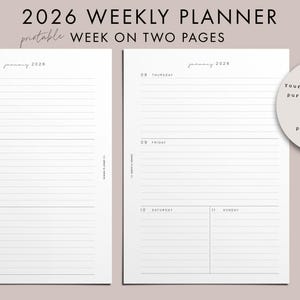 Könnte beinhalten: Ein minimalistischer Wochenplaner 2026 zum Ausdrucken, mit einem Wochen-auf-zwei-Seiten-Layout. Das Design umfasst linierte Bereiche für jeden Tag, mit Monat und Jahr oben. Ein Etikett mit dem Markennamen und ein Kreis mit Text sind ebenfalls sichtbar.