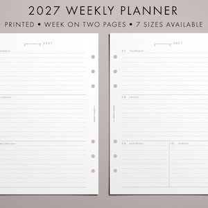 Peut inclure: Un insert d'agenda hebdomadaire 2027 présentant une mise en page d'une semaine sur deux pages avec des sections lignées du lundi au dimanche. Le papier blanc est perforé sur les marges intérieures et affiche le texte 2027 WEEKLY PLANNER, PRINTED, WEEK ON TWO PAGES, 7 SIZES AVAILABLE.