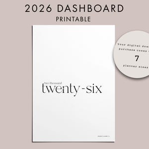 Puede incluir: Un tablero imprimible blanco minimalista para 2026. El diseño presenta el texto "2026 DASHBOARD PRINTABLE" en la parte superior, con "twenty-six" en una fuente elegante. Un elemento circular indica "Su descarga digital viene con 7 tamaños de planificador."