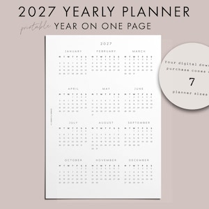 Può includere: Un pianificatore annuale 2027 stampabile con layout di un anno su una pagina, testo nero su sfondo bianco. Un grafico circolare indica che il download digitale include 7 formati di pianificatore e un'etichetta marrone è allegata.