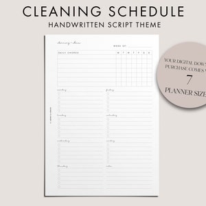 Op de afbeelding: Printbare schoonmaakplanner met een handschriftthema. De planner bevat een sectie voor dagelijkse taken, een wekelijks raster en een checklist voor elke dag van de week. De tekst "YOUR DIGITAL DOWNLOAD PURCHASE COMES WITH 7 PLANNER SIZES" is zichtbaar in de afbeelding.
