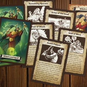 Könnte beinhalten: Eine Sammlung von Fantasy-Spielkarten mit Illustrationen eines Hexenlords, Skeletten und anderen mystischen Kreaturen. Die Karten tragen Titel wie "Witch Lord Spell" und "Army of the Dead" und sind vor einem Holzgrund.