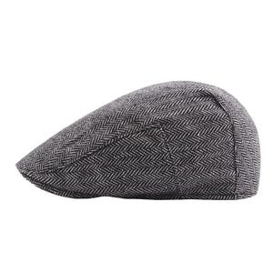 Peut inclure: Une casquette plate avec un motif à chevrons noir et blanc. La casquette présente une calotte arrondie et une visière courte et rigide à l'avant. Le tissu affiche une texture tissée cohérente sur toute la surface de cet accessoire de tête.