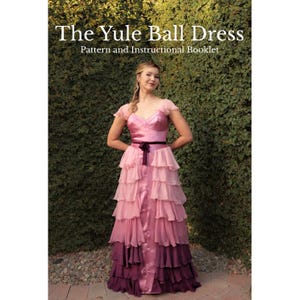 Peut inclure: Une robe de bal de couleur dégradée rose et violette avec une ceinture noire et plusieurs couches de volants. La robe est présentée sur une photo avec le texte "The Yule Ball Dress Pattern and Instructional Booklet".
