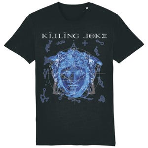 Może przedstawiać: Czarny T-shirt z niebiesko-białym nadrukiem twarzy otoczonej geometrycznymi kształtami i tekstem "Killing Joke".