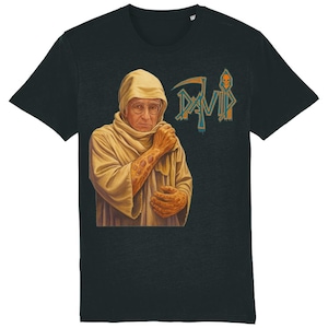 Może przedstawiać: Czarny t-shirt z grafiką przedstawiającą osobę w kapturze i okularach. Słowo "DAVID" jest napisane stylizowanymi literami z motywem kosy i czaszki. Grafika jest w odcieniach beżu, pomarańczu i turkusu.