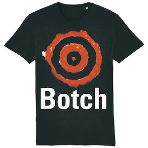 Puede incluir: Camiseta negra con un diseño de diana roja y blanca y la palabra "Botch" en letras blancas.
