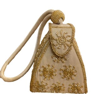 Bolso de mano con cuentas en beige y dorado de Jessica McClintock para mujer