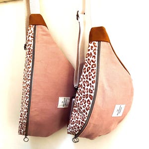 Sac Banane L ou XL, rose en toile de coton, rabat léopard, sangle réglable, bandoulière