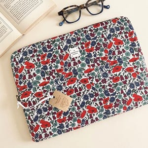 Housse ordinateur en Liberty fleuri et tissu imperméable pour PC ou MacBook, protection matelassée fait main