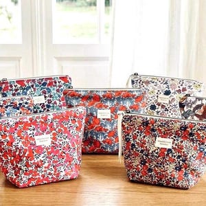 Neceser pequeño, acolchado y forrado con estampado Liberty, resistente al agua. Coletero a juego disponible.