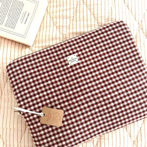 Funda para portátil con cremallera de cuadros vichy, disponible en varios tamaños o a medida.