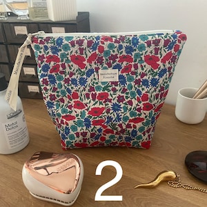 Grande trousse de toilette en Liberty véritable, molletonnée et doublée en lin, étanche, maquillage 2