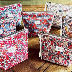 Trousse de maquillage en Liberty véritable molletonnée et doublée, étanche. Chouchou coordonné disponible.