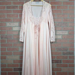 Conjunto de camisola e peignoir de renda de noiva rosa vintage dos anos 70 Lily Of France