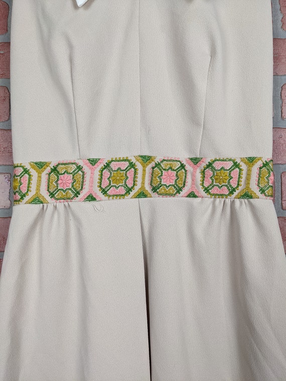 Vintage 50s-60s Tan Collared Sleeveless Dress Pin… - image 4