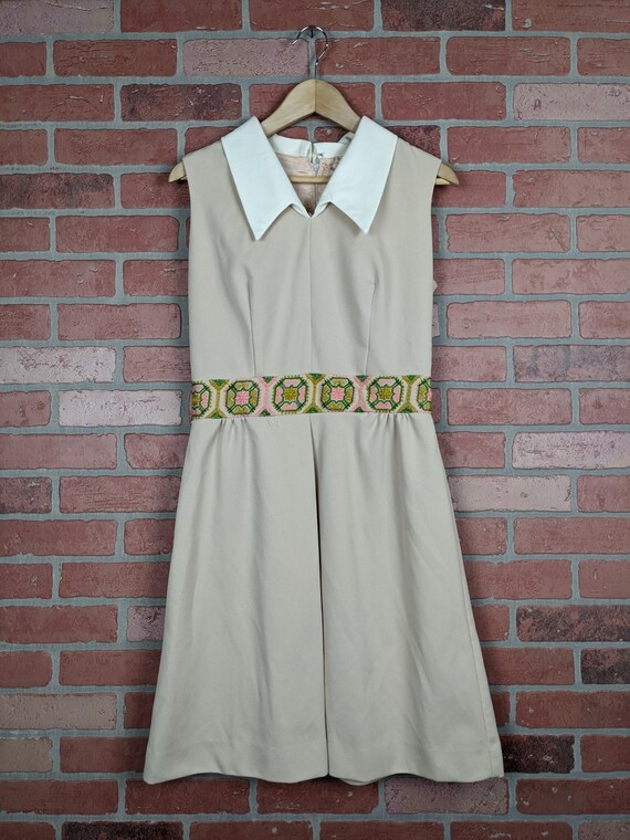 Vintage 50s-60s Tan Collared Sleeveless Dress Pin… - image 1