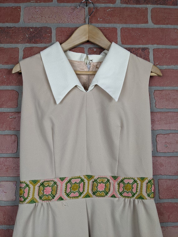 Vintage 50s-60s Tan Collared Sleeveless Dress Pin… - image 2