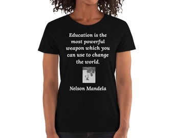 Pode incluir: Camiseta preta para mulher com uma citação branca de Nelson Mandela: "A educação é a arma mais poderosa que você pode usar para mudar o mundo."