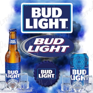 Pode incluir: Imagem publicit&aacute;ria da Bud Light. Inclui uma garrafa, uma lata e uma tampa, todos exibindo o logotipo da Bud Light em branco sobre um fundo azul. Cubos de gelo espalhados pelos produtos.