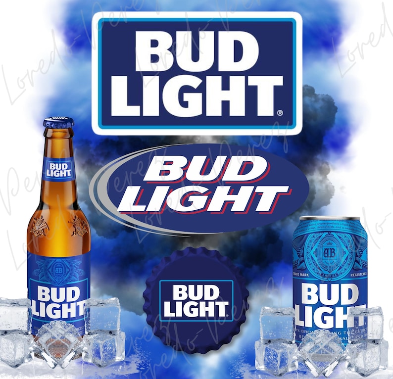 Pode incluir: Imagem publicit&aacute;ria da Bud Light. Inclui uma garrafa, uma lata e uma tampa, todos exibindo o logotipo da Bud Light em branco sobre um fundo azul. Cubos de gelo espalhados pelos produtos.