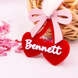 Étiquette acrylique coeur de cerise de la Saint-Valentin pour enfants, cadeau personnalisé pour la Saint-Valentin, étiquette nominative coquette nœud, cadeau de fête, décoration, cadeau de la Saint-Valentin