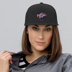 Puede incluir: Una gorra de béisbol negra ajustada con un logotipo bordado en rojo y azul que dice "Fight Night".