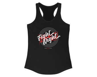 Puede incluir: Camiseta de tirantes negra con un gráfico blanco y rojo que dice "Fight Night" en un círculo.