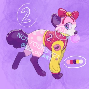 Puede incluir: Una ilustración de dibujos animados de un perro rosa y morado que lleva una chaqueta amarilla y roja con el número "2" en ella. El perro tiene un lazo rosa en la cabeza y está soplando una burbuja. El fondo es una acuarela de color morado claro.