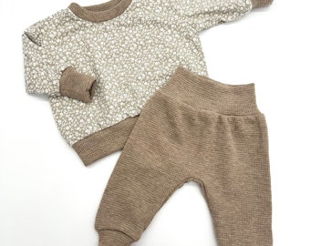 Baby Set , lässiges Set für Babys , Sweatshirt Oberteil mit Hose in verschiedenen Größen aus Waffelstrick Jersey
