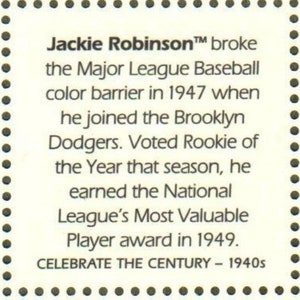 Puede incluir: Una tarjeta blanca con texto negro sobre Jackie Robinson rompiendo la barrera del color en la Major League Baseball en 1947. El texto tambi&eacute;n menciona que se uni&oacute; a los Brooklyn Dodgers, fue elegido Novato del A&ntilde;o y gan&oacute; el premio al Jugador M&aacute;s Valioso de la Liga Nacional en 1949. La tarjeta tambi&eacute;n dice "Celebre el Siglo - 1940s".
