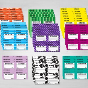Könnte beinhalten: Ein Satz bunter Raumschilder zum Organisieren eines Hauses. Die Schilder sind mit den Wörtern "Schlafzimmer", "Badezimmer", "Küche" und "Wohnzimmer" in schwarzer Schrift bedruckt. Die Schilder sind in Reihen und Spalten auf einer weißen Oberfläche angeordnet.